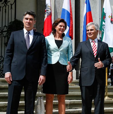 Am 23. August 2013 traf Bundeskanzler Werner Faymann (r.) die slowenische Ministerpräsidentin Alenka Bratušek (m.) und den kroatischen Ministerpräsidenten Zoran Milanović (l.) zu einem Arbeitsgespräch in Graz.