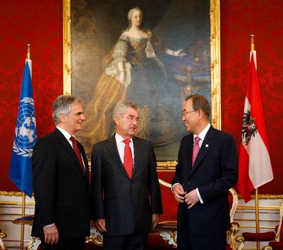 Am 29. August 2013 traf Bundeskanzler Werner Faymann (l.) gemeinsam mit Bundespräsident Heinz Fischer (m.) den UN-Generalsekretär Ban Ki-moon (r.) zu einem Arbeitsgespräch in der Präsidentschaftskanzlei.