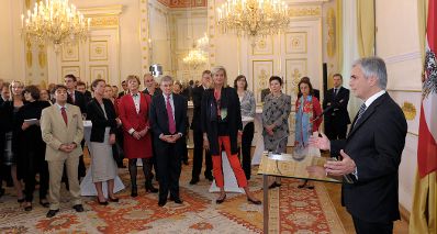 Am 2. September 2013 empfing Bundeskanzler Werner Faymann (r.) die Teilnehmerinnen und Teilnehmer der Botschafterkonferenz im Bundeskanzleramt.