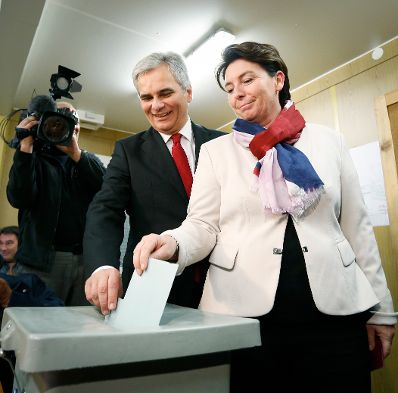 Am 29. September 2013 gab Bundeskanzler Werner Faymann (l.) seine Stimme zur Nationalratswahl 2013 ab. Im Bild mit Martina Ludwig-Faymann (r.).