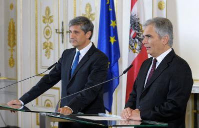 Bundeskanzler Werner Faymann (r.) mit Außenminister und Vizekanzler Michael Spindelegger (l.) beim Pressefoyer nach dem Ministerrat am 1. Oktober 2013 im Bundeskanzleramt.