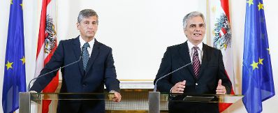 Bundeskanzler Werner Faymann (r.) mit Außenminister und Vizekanzler Michael Spindelegger (l.) beim Pressefoyer nach dem Ministerrat am 15. Oktober 2013 im Bundeskanzleramt.