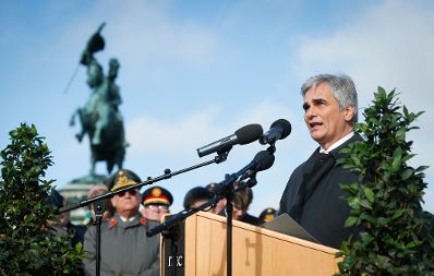 Am 26. Oktober 2013 hielt Bundeskanzler Werner Faymann (im Bild) im Rahmen der Angelobung der Rekrutinnen und Rekruten des österreichischen Bundesheeres auf dem Wiener Heldenplatz eine Rede zum österreichischen Nationalfeiertag.
