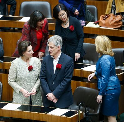 Am 29. Oktober 2013 fand im Parlament die Sitzung des neu gewählten Nationalrates statt. Im Bild Frauenministerin Gabriele Heinisch-Hosek (l.) mit dem Nationalratsabgeordneten Josef Cap (m.) und Verkehrsministerin Doris Bures (r.).