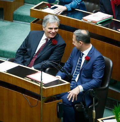 Am 29. Oktober 2013 fand im Parlament die Sitzung des neu gewählten Nationalrates statt. Im Bild Bundeskanzler Werner Faymann (l.) mit Staatssekretär Andreas Schieder (r.).