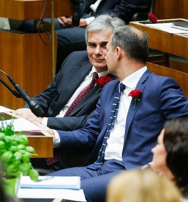 Am 29. Oktober 2013 fand im Parlament die Sitzung des neu gewählten Nationalrates statt. Im Bild Bundeskanzler Werner Faymann (l.) mit Staatssekretär Andreas Schieder (r.).