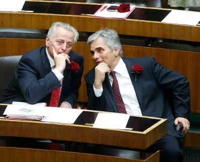 Am 29. Oktober 2013 fand im Parlament die Sitzung des neu gewählten Nationalrates statt. Im Bild Bundeskanzler Werner Faymann (r.) mit Sozialminister Rudolf Hundstorfer (l.).