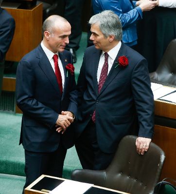 Am 29. Oktober 2013 fand im Parlament die Sitzung des neu gewählten Nationalrates statt. Im Bild Bundeskanzler Werner Faymann (r.) mit Verteidigungsminister Gerald Klug (l.).