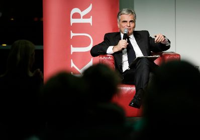 Am 2. Dezember 2015 stellten sich Bundeskanzler Werner Faymann (im Bild) und Vizekanzler und Bundesminister Reinhold Mitterlehner den Fragen der Kurierleser im Raiffeisen Forum in Wien.