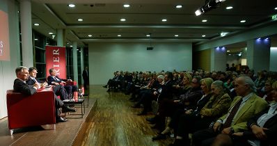 Am 2. Dezember 2015 stellten sich Bundeskanzler Werner Faymann und Vizekanzler und Bundesminister Reinhold Mitterlehner den Fragen der Kurierleser im Raiffeisen Forum in Wien.