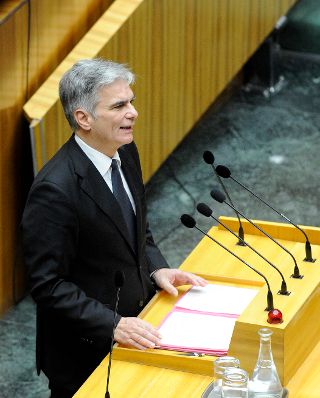 Am 10. Dezember 2015 stellte sich Bundeskanzler Werner Faymann (im Bild) den Fragen der Abgeordneten im Parlament.