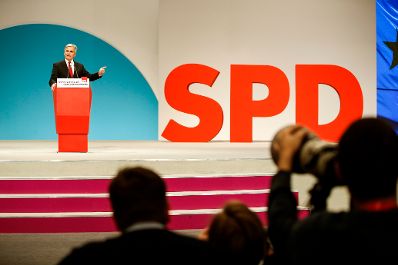 Am 12. Dezember 2015 besuchte Bundeskanzler Werner Faymann (im Bild) den Bundesparteitag der SPD in Berlin.