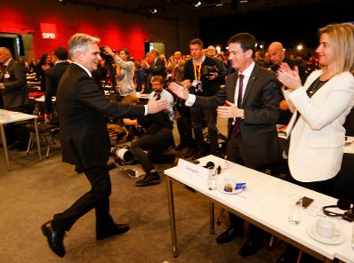 Am 12. Dezember 2015 besuchte Bundeskanzler Werner Faymann (l.) den Bundesparteitag der SPD in Berlin. Im Bild mit dem französischen Premierminister Manuel Valls (m.) und der Hohen Repräsentantin für Außenbeziehungen Federica Mogherini (r.).