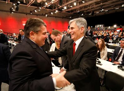 Am 12. Dezember 2015 besuchte Bundeskanzler Werner Faymann (r.) den Bundesparteitag der SPD in Berlin. Im Bild mit dem SPD-Parteivorsitzenden Sigmar Gabriel (l.).