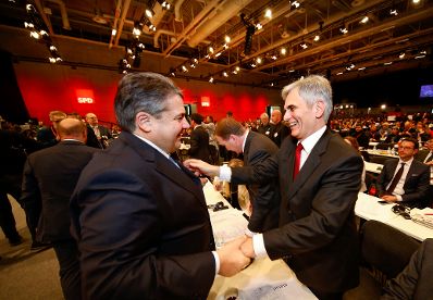 Am 12. Dezember 2015 besuchte Bundeskanzler Werner Faymann (r.) den Bundesparteitag der SPD in Berlin. Im Bild mit dem dem SPD-Parteivorsitzenden Sigmar Gabriel (l.).