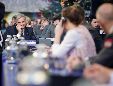Am 24. Dezember 2015 nahm Bundeskanzler Werner Faymann (l.) an der Licht ins Dunkel Spendenaktion im ORF Zentrum Wien teil.