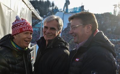 Am 3. Jänner 2016 besuchte Bundeskanzler Werner Faymann (m.) im Rahmen der 64. Vierschanzentournee in Innsbruck das traditionelle Bergiselspringen. Im Bild mit dem Präsidenten des Österreichischen Skiverbandes Peter Schröcksnadel (l.) und dem tiroler Landeshauptmann Günther Platter (r.).