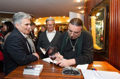 Am 26. April 2016 nahm Bundeskanzler Werner Faymann (l.) an der Buchpräsentation "Die Geschichte des Austropop in 20 Songs" im Filmcasino Wien teil. Im Bild mit dem Autor Rudi Dolezal (r.).