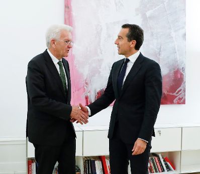 Am 17. Oktober 2016 empfing Bundeskanzler Christian Kern (r.) den Ministerpräsidenten von Baden- Württemberg Winfried Kretschmann (l.) zu einem Arbeitsgespräch im Bundeskanzleramt.