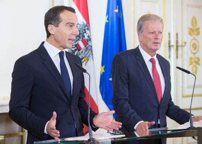 Bundeskanzler Christian Kern (l.) mit Vizekanzler und Bundesminister Reinhold Mitterlehner (r.) beim Medienbriefing über die Regierungssitzung am 25. Oktober 2016.
