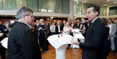 Am 4. November 2016 gratulierte Bundeskanzler Christian Kern (r.) dem Vorsitzenden der Gewerkschaft der Privatangestellten Wolfgang Katzian (l.) zu seinem 60. Geburtstag.