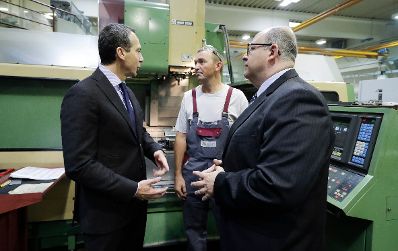 Am 4. November 2016 besuchte Bundeskanzler Christian Kern (l.) die Firma Merten GesmbH. Im Bild mit dem Geschäftsführer Peter Merten (r.) und einem Mitarbeiter (m.).