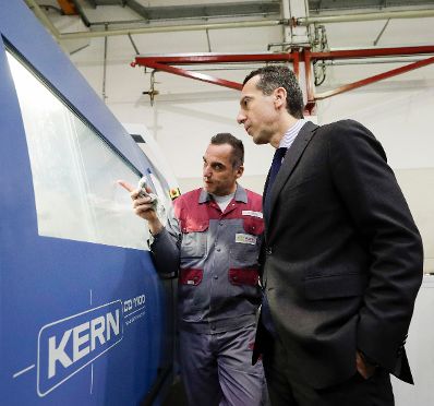 Am 4. November 2016 besuchte Bundeskanzler Christian Kern (r.) die Firma Merten GesmbH. Im Bild mit einem Mitarbeiter (l.).