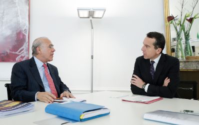 Am 7. November 2016 empfing Bundeskanzler Christian Kern (r.) den OECD-Generalsekretär Angel Gurría (l.) zu einem Arbeitsgespräch im Bundeskanzleramt.