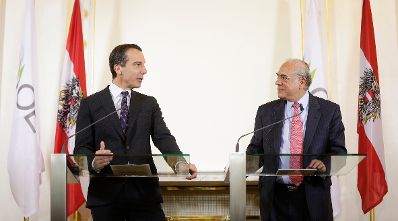 Am 7. November 2016 empfing Bundeskanzler Christian Kern (l.) den OECD-Generalsekretär Angel Gurría (r.) zu einem Arbeitsgespräch im Bundeskanzleramt. Im Bild bei der anschließenden Pressekonferenz.