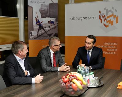 Am 8. November 2016 besuchte Bundeskanzler Christian Kern (r.) das Bundesland Salzburg. Im Bild bei der Firma Salzburg Research Forschungsgesellschaft m.b.H..
