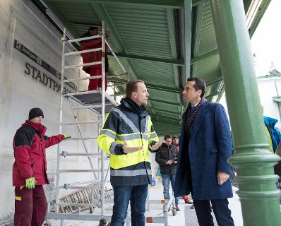 Am 1. Dezember 2016 besuchte Bundeskanzler Christian Kern (r.) die Baustelle der U-Bahn-Linie U4, Station Stadtpark.