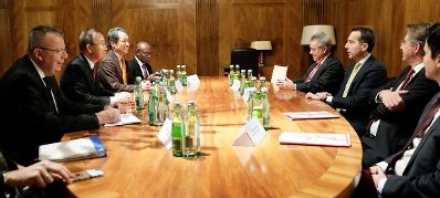 Am 7. Dezember 2016 empfing Bundeskanzler Christian Kern (3.v.r.) den UNO-Generalsekretät Ban Ki-Moon (2.v.l.) zu einem Arbeitsgespräch. Im Bild mit Bundespräsident a.D. Heinz Fischer (4.v.r.).