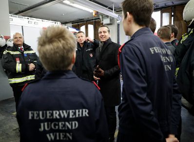 Am 22. Dezember 2016 besuchte Bundeskanzler Christian Kern (m.) die Wiener Berufsfeuerwehr am Hof.