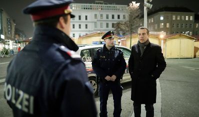 Am 22. Dezember 2016 besuchte Bundeskanzler Christian Kern (r.) die Polizeiwache in Favoriten.