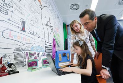 Am 31. Mai 2017 besuchte Bundeskanzler Christian Kern (r.) die Eröffnung des Microsoft Office & Showcase Digitales Klassenzimmer in Wien.