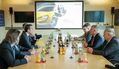Am 1. Juni 2017 besuchte Bundeskanzler Christian Kern (l.) die Firma Magna in Graz.