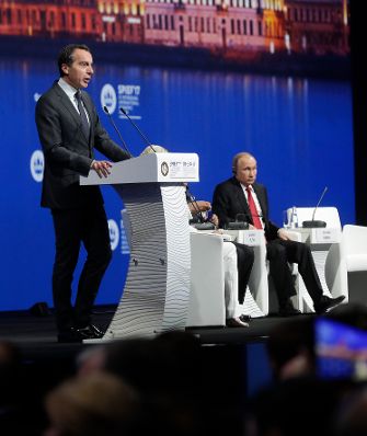 Am 2. Juni 2017 nahm Bundeskanzler Christian Kern (l.) am Internationalen Wirtschaftsforum SPIEF 2017 in St. Petersburg teil. Im Bild mit dem russischen Präsidenten Vladimir Putin (r.).