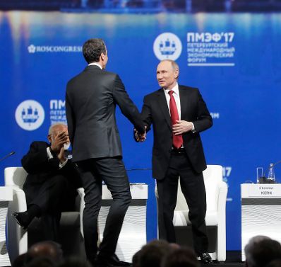 Am 2. Juni 2017 nahm Bundeskanzler Christian Kern (m.) am Internationalen Wirtschaftsforum SPIEF 2017 in St. Petersburg teil. Im Bild mit dem russischen Präsidenten Vladimir Putin (r.) und dem indischen Premierminister Narendra Modi (l.).
