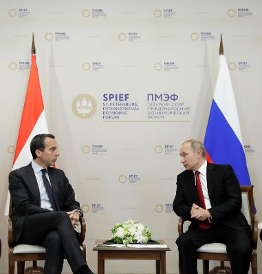 Am 2. Juni 2017 nahm Bundeskanzler Christian Kern (l.) am Internationalen Wirtschaftsforum SPIEF 2017 in St. Petersburg teil. Im Bild mit dem russischen Präsidenten Vladimir Putin (r.).