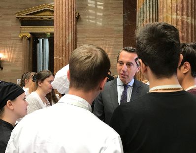 Am 7. Juni 2017 traf Bundeskanzler Christian Kern (im Bild) im Parlament Vertreterinnen und Vertreter der Jugendabteilung der Gewerkschaft vida.