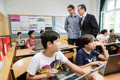 Am 19. Juni 2017 besuchte Bundeskanzler Christian Kern (r.) die Neue Mittelschule in der Glasergasse.
