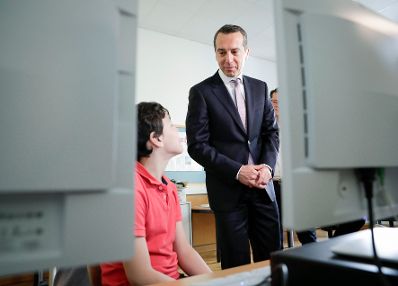 Am 19. Juni 2017 besuchte Bundeskanzler Christian Kern (r.) die Neue Mittelschule in der Glasergasse.