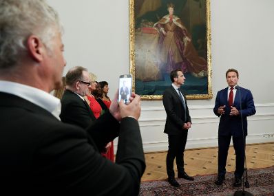 Am 20. Juni 2017 gab Bundeskanzler Christian Kern (l.) anlässlich des R20 Austrian World Summit einen Empfang im Bundeskanzleramt. Im Bild mit Arnold Schwarzenegger (r.).