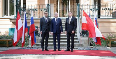 Am 22. Juni 2017 nahm Bundeskanzler Christian Kern (l.) am Austerlitz Treffen in Brünn teil. Im Bild mit dem tschechischen Ministerpräsidenten Bohuslav Sobotka (m.) und dem slowakischen Ministerpräsidenten Robert Fico (r.).