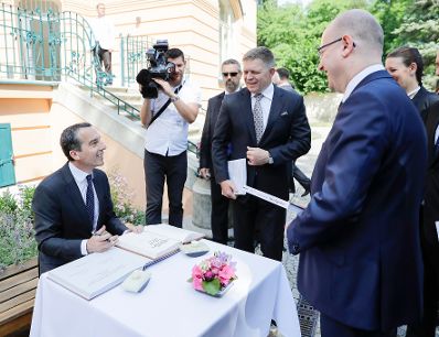 Am 22. Juni 2017 nahm Bundeskanzler Christian Kern (l.) am Austerlitz Treffen in Brünn teil. Im Bild mit dem tschechischen Ministerpräsidenten Bohuslav Sobotka (r.) und dem slowakischen Ministerpräsidenten Robert Fico (m.).