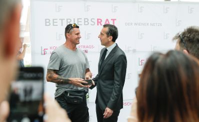 Am 26. Juni 2017 besuchte Bundeskanzler Christian Kern (r.) die Firma Wiener Netze.