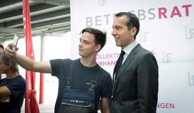 Am 26. Juni 2017 besuchte Bundeskanzler Christian Kern (r.) die Firma Wiener Netze.