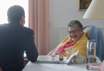 Am 27. Juni 2017 besuchte Bundeskanzler Christian Kern (r.) die vom Pflegeregress betroffene 88-jährige Frau Loidolt (l.) in ihrem Wiener Wohnheim.