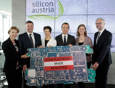 Am 24. Juli 2017 nahm Bundeskanzler Christian Kern (im Bild) gemeinsam mit Jörg Leichtfried, Bundesminister für Verkehr, Innovation und Technologie am Pressegespräch zum Forschungszentrum für Elektronik und Mikroelektronik "Silicon Austria Labs" teil.