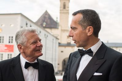 Am 27. Juli 2017 besuchte Bundeskanzler Christian Kern (r.) die Premiere "La clemenza di Tito" anlässlich der Salzburger Festspiele. Im Bild mit dem deutschen Bundespräsidenten Joachim Gauck (l.).